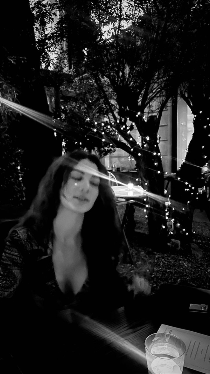 Senozberk's tweet photo. 🌗 #BurcuÖzberk https://t.co/4gFmpSTwvY