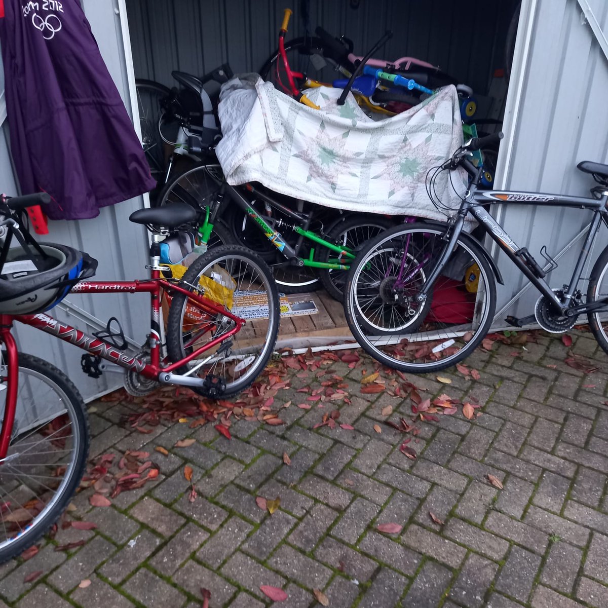 These bikes have been donated by the public, serviced by our amazing Brian and will be given to refugees this week to help give some independence. Thank you all so much 🧡 @tomdunn26 @Chloe_N_Journo @NestonNews @eportsocial @NevilleSouthall @Donna_Scully @ShitChester