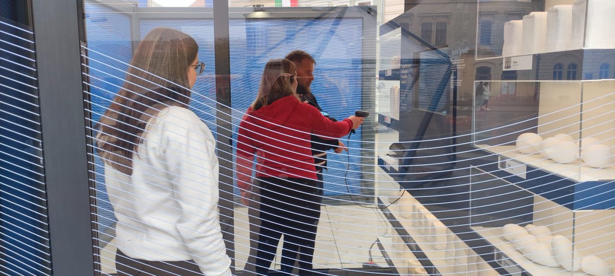 "Euro na kotačima" = HNB na terenu

U Osijeku je počelo živo. Na izložbi su već brojni građani, studenti-euroznalci, edukatori, naš glavni ekonomist Vedran i Slavonska TV. Tu je i legenda, pas Roki 👍