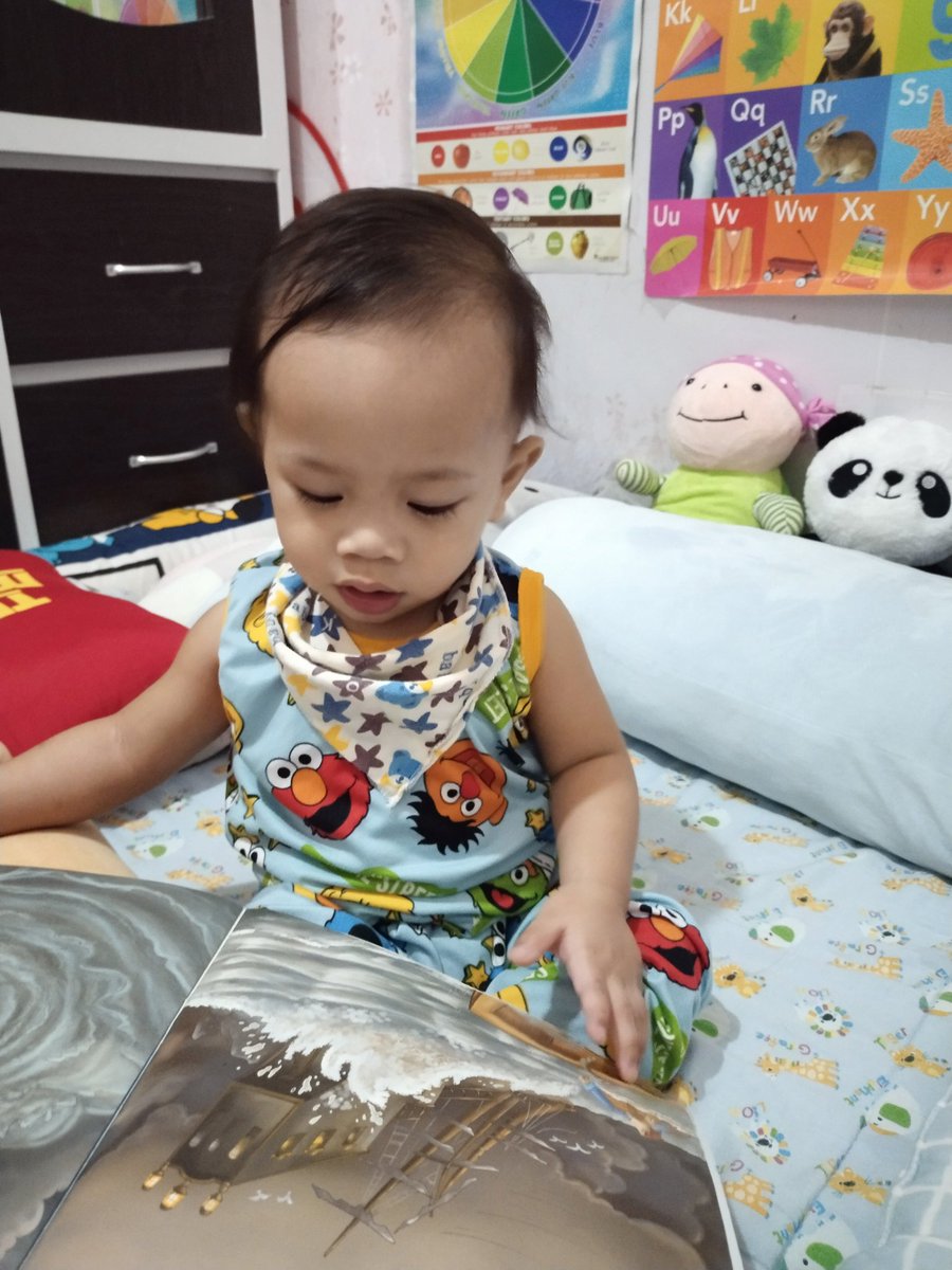 Coleenian14's tweet photo. K's hobby every night. Kahit paulit ulit na yung story. 😅 https://t.co/XoeBWiPmgY