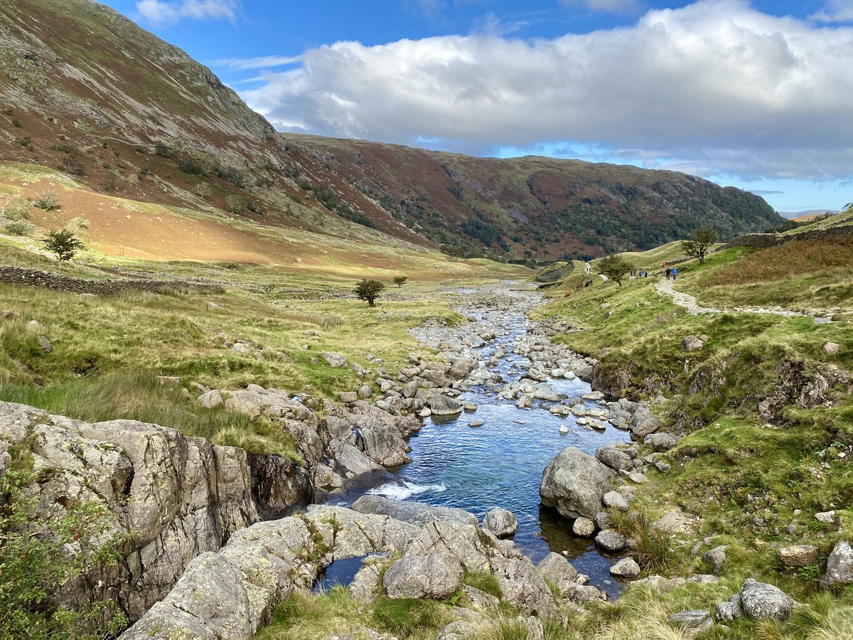 🚶 The Seathwaite and Scafell Pike walk in the Lake District
🌊 Grains Gill flowing north through Borrowdale, as seen from Stockley Bridge.
🎞 See more photos 👉 bit.ly/3dIzExU
🏷 #Seathwaite #ScafellPike #Borrowdale #LakeDistrict