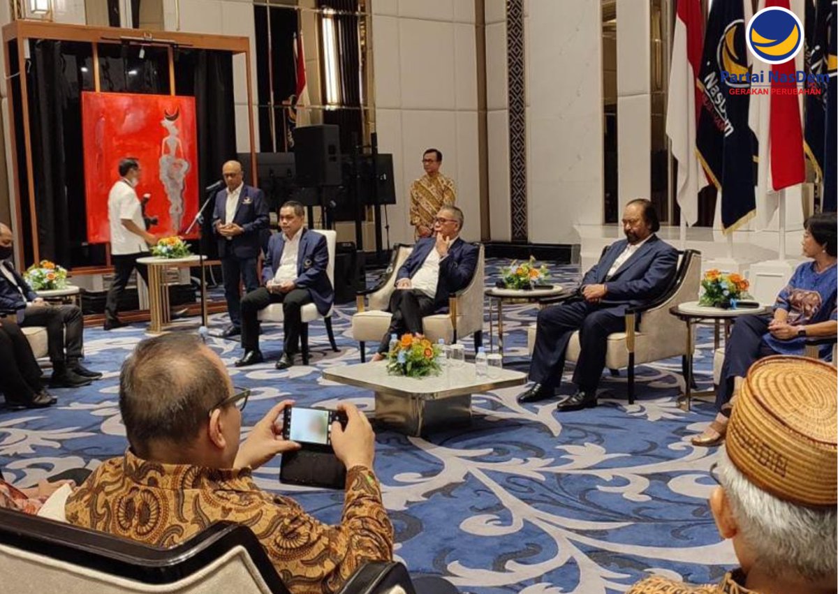 NasDem's tweet photo. Ketua Umum (Ketum) Partai NasDem, Surya Paloh bersama pengurus DPP NasDem menerima silaturahmi kebangsaan dengan 50 Guru Besar, Doktor dan Cendekiawan seluruh Indonesia di Ballroom NasDem Tower, Jakarta Pusat, Sabtu (22/10). https://t.co/yhFcZkDHom