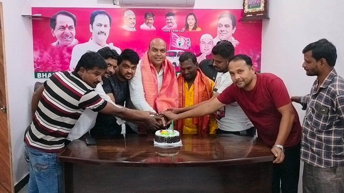 LBorabanda's tweet photo. బోరబండ బి ఆర్ ఎస్ పార్టీ కార్యాలయంలో, 103బోరబండ #ఇన్చార్జి శీరాజ్ గారు కేకు కట్ చేసి జన్మదిన శుభాకాంక్షలు తెలియజేశారు, వారితో పాటు టిఆర్ఎస్ నాయకులు అందరూ శుభాకాంక్షలు తెలియజేశారు Borabanda Siraj   హృదయపూర్వక ధన్యవాదాలు🙏💐🌹 తెలియజేసుకుంటున్నాను. Leader Anil Borabanda https://t.co/BbaCRsN6yT