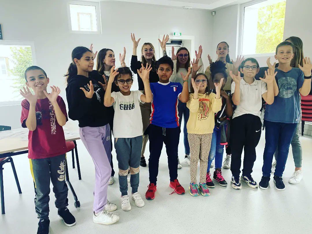 ESSJC43's tweet image. DIFFÉRENCE, HANDICAP et SINGULARITÉS ... Alicia, Lilou et Zoé lycéennes en Term ST2S option LSF (Langue des Signes) se sont rendues vendredi à l'école La Fontaine de Vals-près-le-Puy, pour participer à un projet conduit par l'APAJH 43, la Ligue de l’enseignement et le DAHLIR.🙏👏