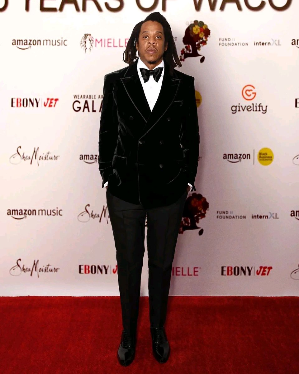BeyhiveCameroon's tweet photo. [ The carter's ] 

@Beyonce et jay-z  au #wearableartgala  hier soir . 👑 👑 👑 💎 💎 💎 🐝 🐝 🐝 💞 💞 💞 🙏 🙏 🙏 https://t.co/J83pz71BBk