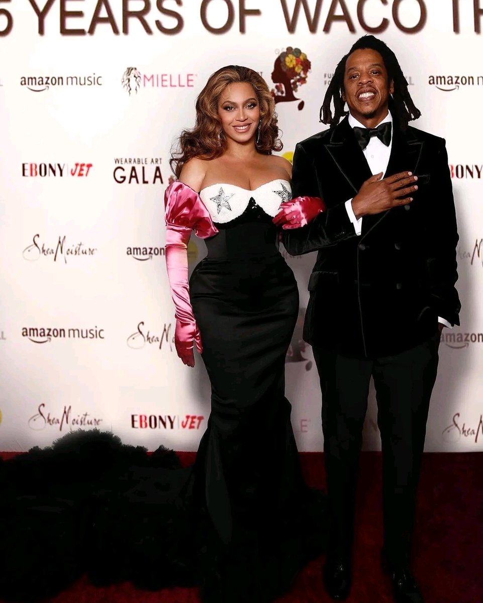 BeyhiveCameroon's tweet photo. [ The carter's ] 

@Beyonce et jay-z  au #wearableartgala  hier soir . 👑 👑 👑 💎 💎 💎 🐝 🐝 🐝 💞 💞 💞 🙏 🙏 🙏 https://t.co/J83pz71BBk