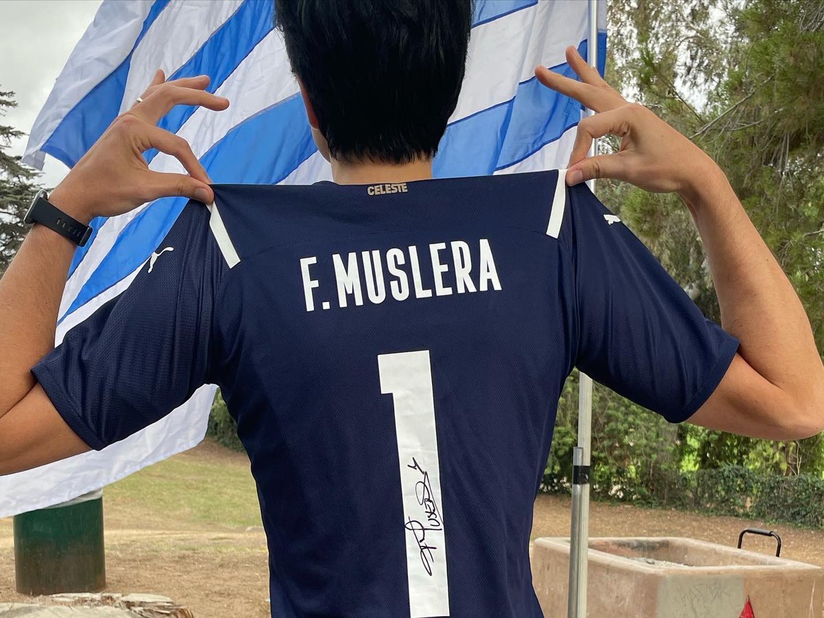 NestorCine's tweet photo. Apoyando a la @f_celeste con la adquisición de camisetas autografiadas por @1_Muslera_25 y @luissuarez9, parte de una especial subasta en LA!

#uruguay🇺🇾 #fundaciónceleste🇺🇾 https://t.co/ZJkAETjlh9