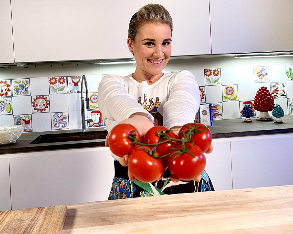 DiscoveryItalia's tweet photo. #ascoltitv: molto bene #Fattoincasapervoi che in simulcast su @realtimetvit+@FoodNetworkIT supera 350.000 spettatori ed è #5programma sulle Donne con il 4,7% shr!🍰 A seguire #Giusinaincucina #Lasiciliaatavola raggiunge solo su #FoodNetwork oltre 150.000 spettatori!🍋 https://t.co/Av2k3Y9VWp