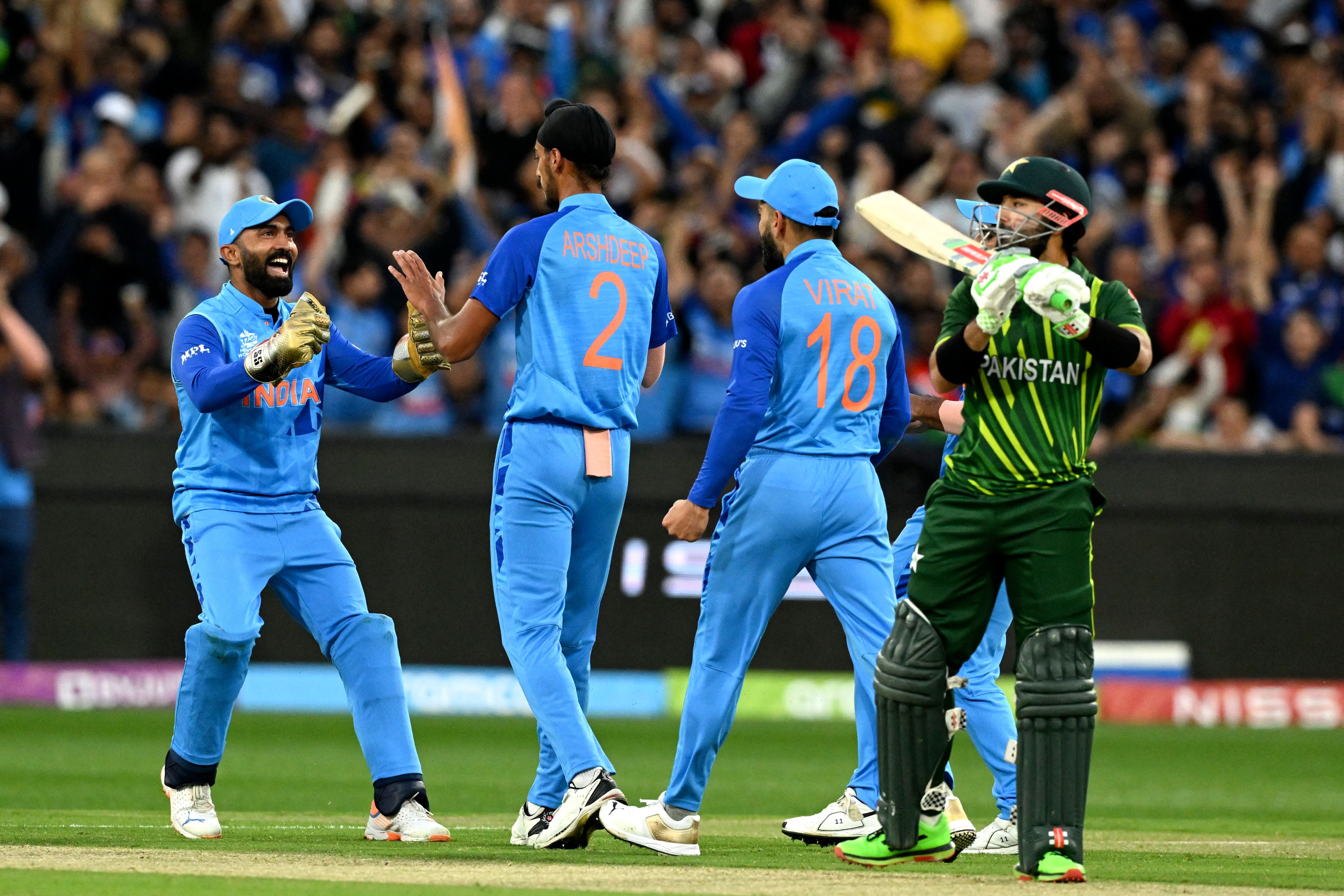 IND vs PAK LIVE: Arshdeep Singh makes Pakistan batters DANCE to his TUNES! Dismisses Babar Azam & Mohd Rizwan for 0 & 2 in MEGA CLASH, gets Asia Cup revenge - Watch video
