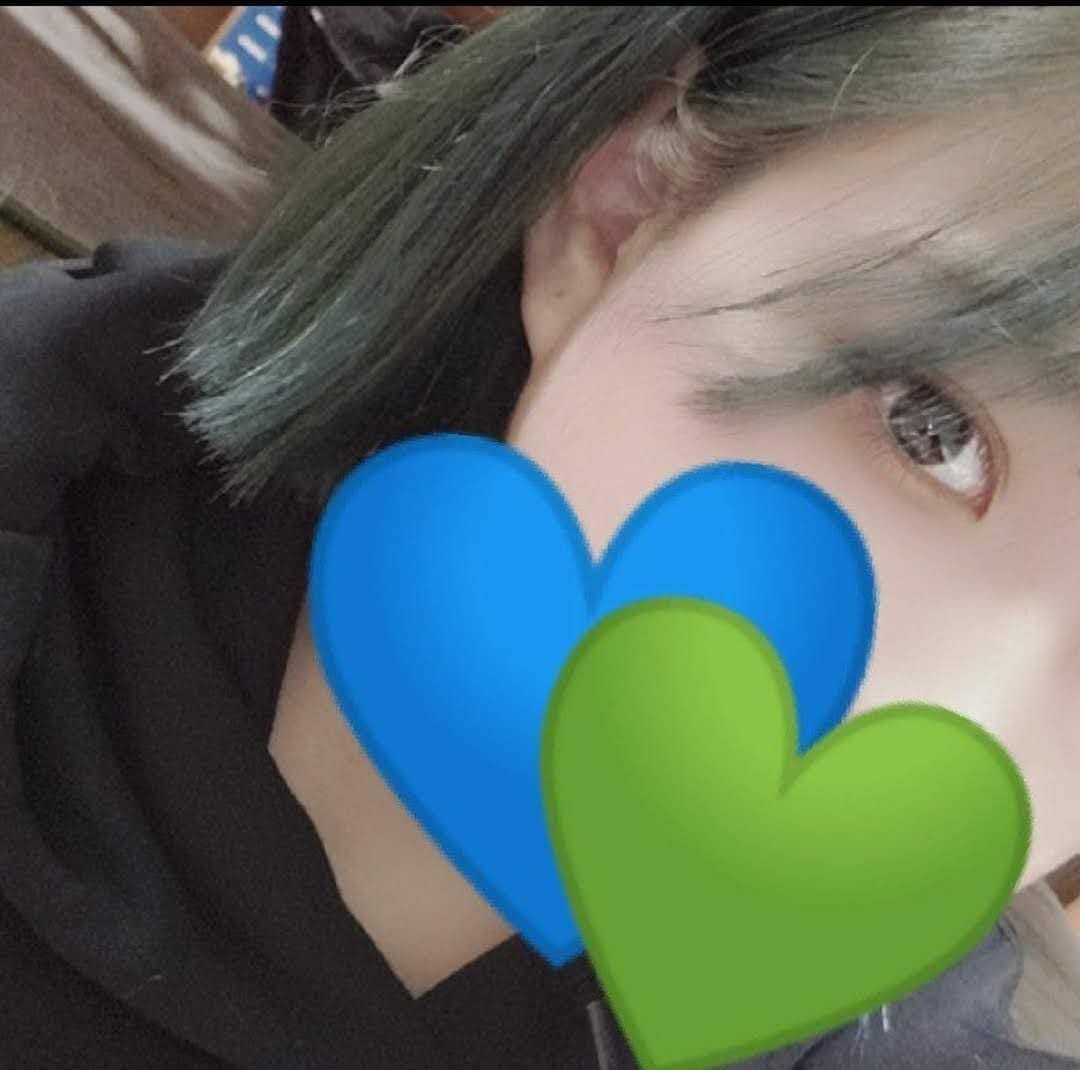 Meji_y77's tweet photo. 高校生のバイトの子は
学校の校則とかそういうので
髪染めとかしちゃダメとは
言ってたけども…だめなの？((
��リバリ緑だのなんだのしてた
時期あるのだが？？？
オーナーさんに何も
言われなかったのだが？？？
はえ？？？(( https://t.co/RYVW1VDkU4