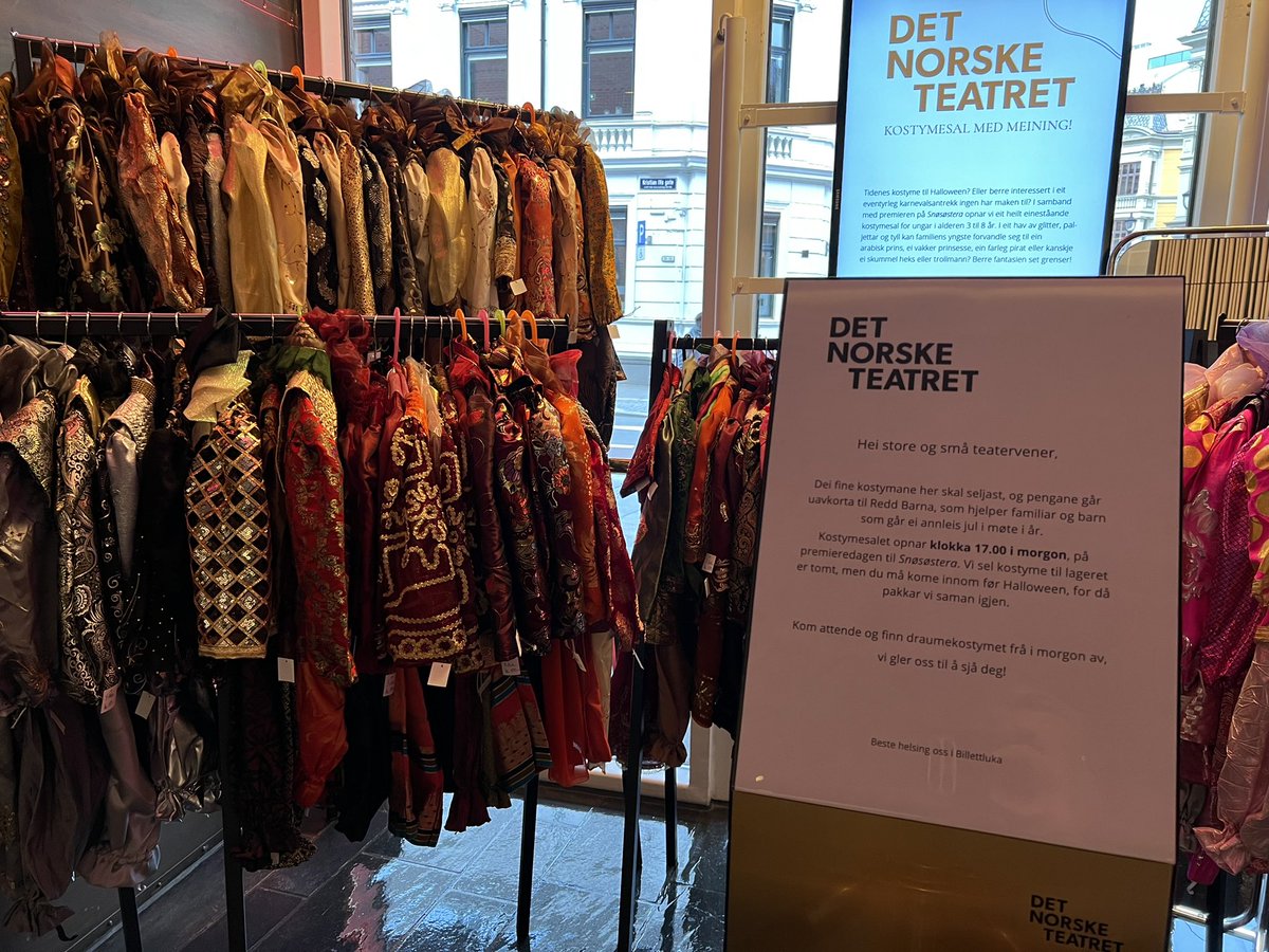 Kristin Skaug 🏛 (@krisskaug) on Twitter photo Lyst å spandere på 4-8 åringen et fantastisk kostyme? Hvis du er i #Oslo , stikk innom <a href="/detnorsketeatre/">Det Norske Teatret</a> fra i dag kl 17 frem til Halloween👻De selger ut mange små og eventyrlige kostymer 🤩 - til inntekt for <a href="/ReddBarna/">Redd Barna</a> som hjelper fam/barn til jul❤️ Så pris ca 400-500kr pr sett🌟 Lyst å spandere på 4-8 åringen et fantastisk kostyme? Hvis du er i #Oslo , stikk innom <a href="/detnorsketeatre/">Det Norske Teatret</a> fra i dag kl 17 frem til Halloween👻De selger ut mange små og eventyrlige kostymer 🤩 - til inntekt for <a href="/ReddBarna/">Redd Barna</a> som hjelper fam/barn til jul❤️ Så pris ca 400-500kr pr sett🌟