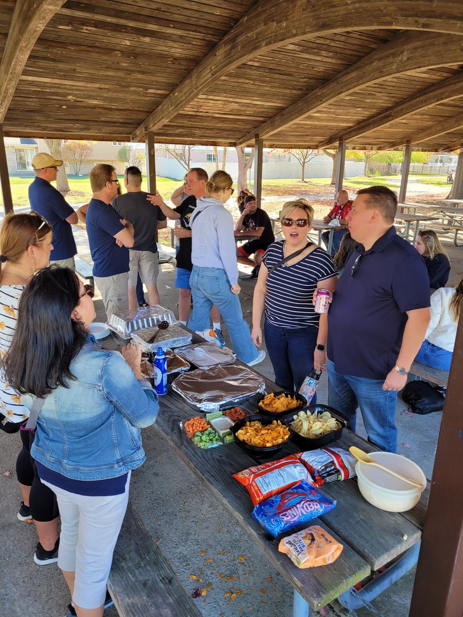 VJAGermany's tweet photo. What a great end to an amazing 2 weeks! We had perfect weather for our goodbye BBQ.🇩🇪🇺🇲🌭 @AndrewHS_d230 @VJAGermanClub https://t.co/e7H9kuXXOk