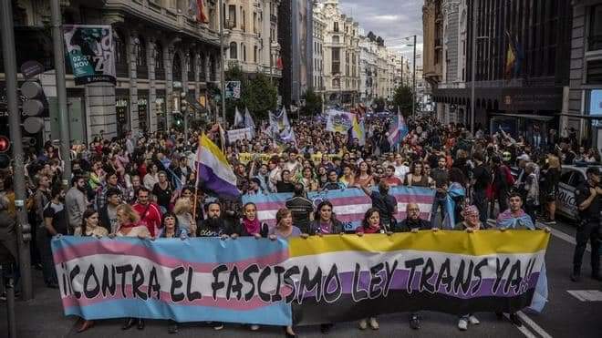 Madrid: Contra el fascismo Ley Trans Personas trans se manifiestan en Madrid al grito de 'Contra el fascismo, Ley trans ya' 'Si no hay ley trans, habrá furia trans' sareantifaxista.blogspot.com/2022/10/madrid…