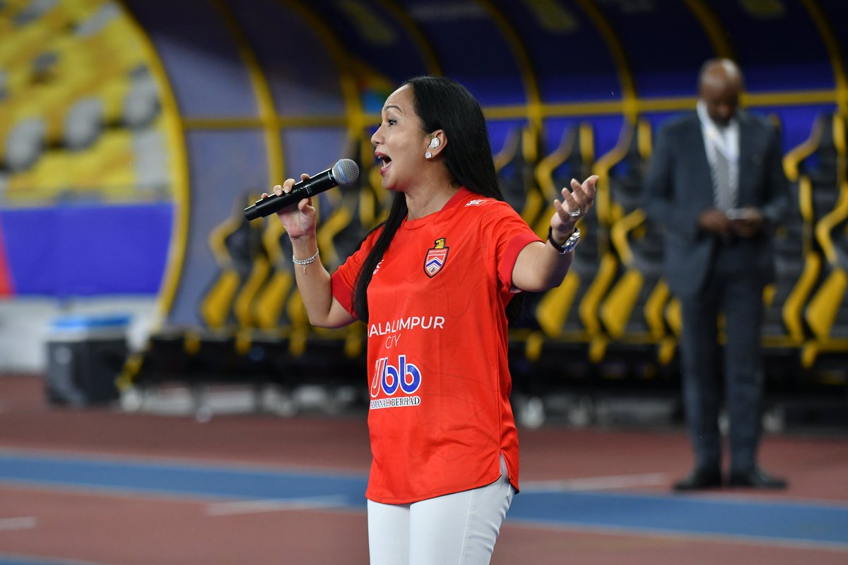 RMunawir's tweet photo. Warm up gambar semalam, Kita belanja teaser dulu... Mata dah berpinau

Thank you @SheilaMajid for SINARAN.....

#sinaran #kualalumpurcityfc #afccup2020 #jengketkeasia #sheilamajid https://t.co/AOIm0IIAUv