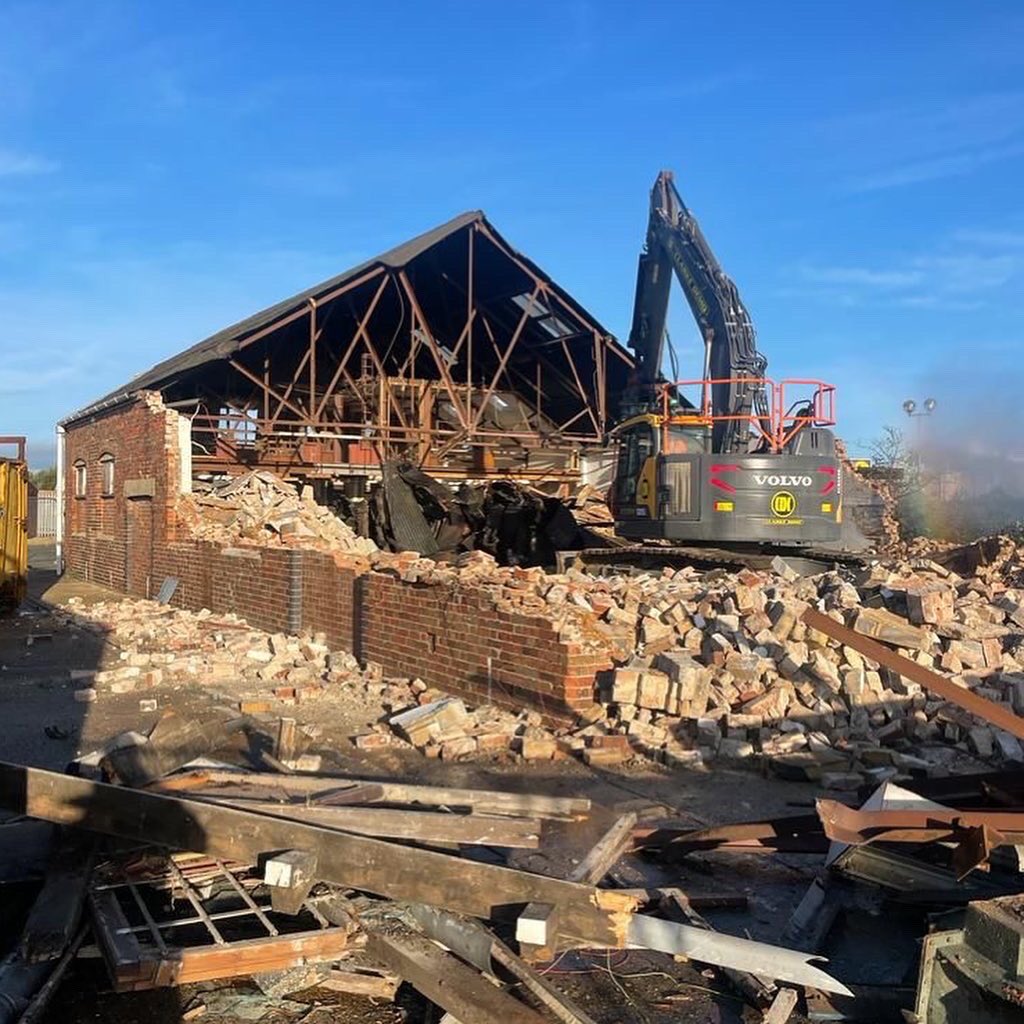 More weekend trackside working <a href="/CDC_Demolition/">CDCDemolition</a> <a href="/tru7group/">Tru7 Group</a> <a href="/Guynicholls7/">Guy Nicholls</a> <a href="/tm__33/">Tony Marshall</a> <a href="/JakeNicholls45/">Jake Nicholls</a> <a href="/DavidClarkeCDC/">David Clarke</a> <a href="/Chinny63549321/">Chinny</a> #rail #demolitioncontractor #suffolk #experts #trusted