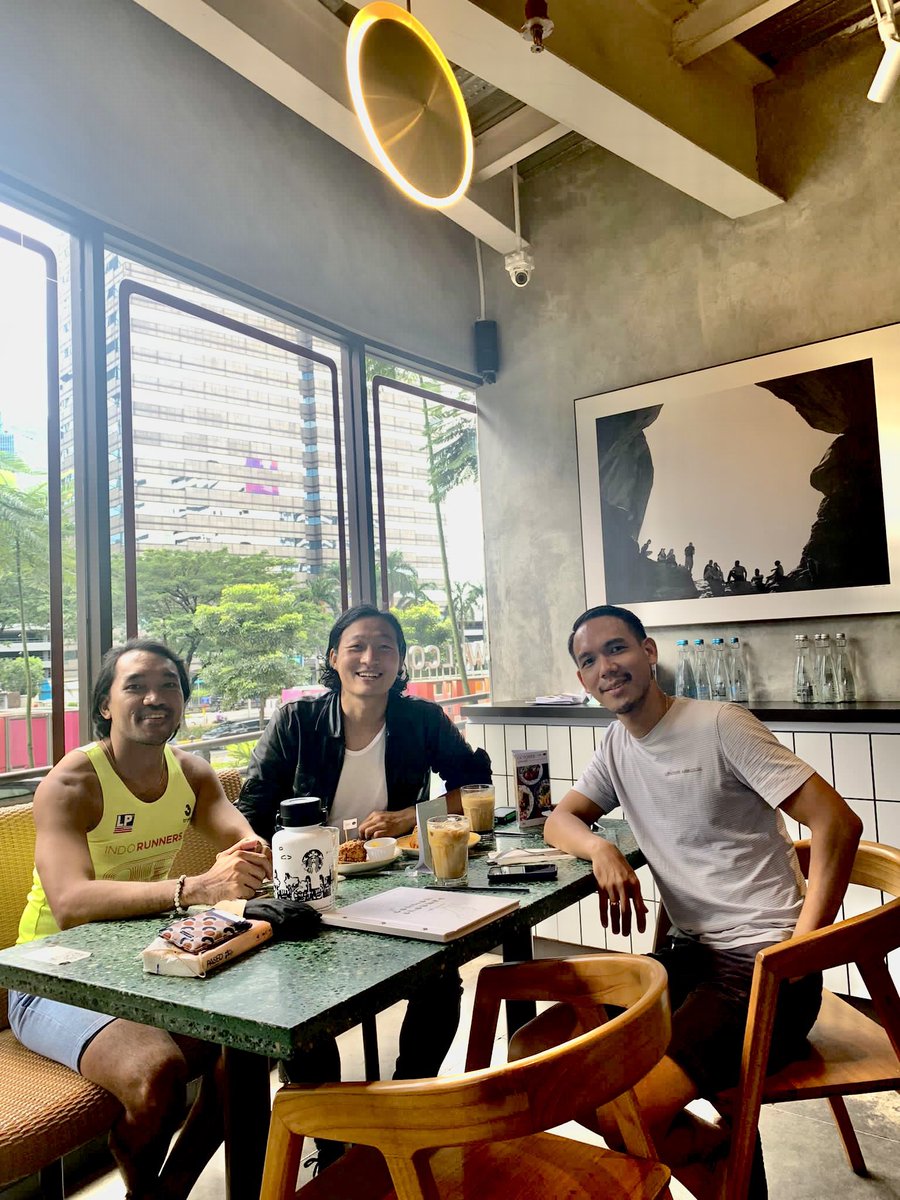 dennyours's tweet photo. Finally met @RunnerTraveller after Bali Marathon we didn’t make it and also Kedung who I just heard from other about him that also runner like me. They’re amazing! #runningconnect *Anyway, why my arms look so big here? 🙀 I’m scared! 😹 And look at my skin also, looks darker. 🤣* https://t.co/k6agIgqNOO