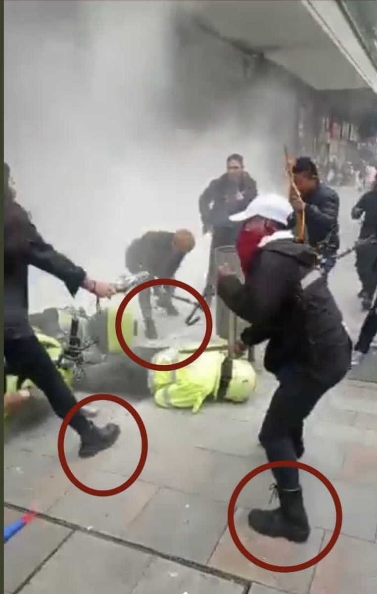 AngelaBenedet's tweet photo. “Indígenas” con botas militares ?? Esta es la razón por la cual los Emberas no aceptaron cargos y la ⁦@FiscaliaCol⁩ no encontró méritos para imputarlos. En este país hay gente q se dedica a crear falsos positivos 🤷‍♀️. Cuanta Maldad! @petrogustavo⁩ ⁦@FranciaMarquezM⁩ https://t.co/HVFbynwpr9