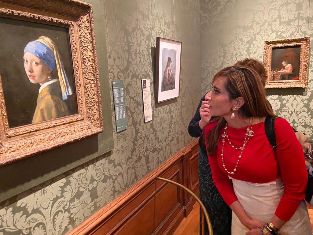 I’ve started to explore the world-renowned 🇳🇱 cultural gems. In The Hague, I was struck by the beauty of the iconic @mauritshuis and its special 🇺🇸🇳🇱 #ManhattanMasters exhibit. (1 of 2)