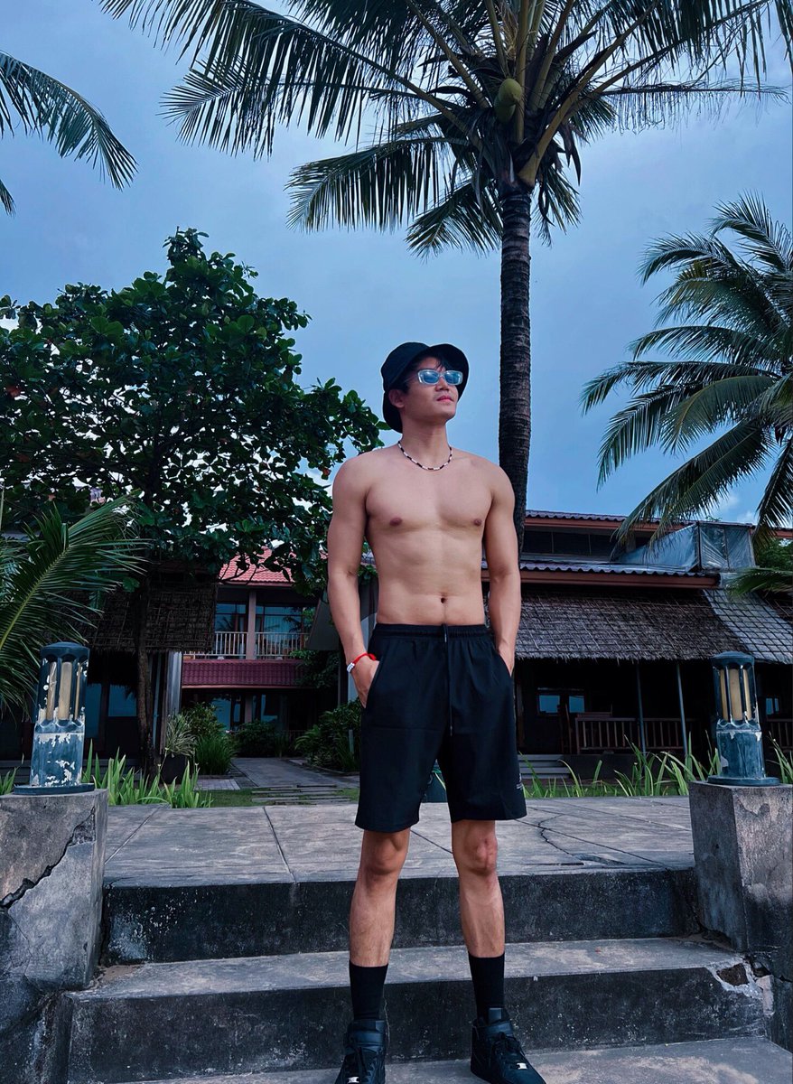 HeinThihaActor's tweet photo. Beach mood #Beach #shirtlessboy #Myanmar https://t.co/lSvGl5Ir48