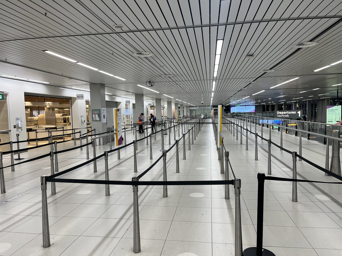 simonsterocks's tweet image. expectation vs reality #schipholchaos