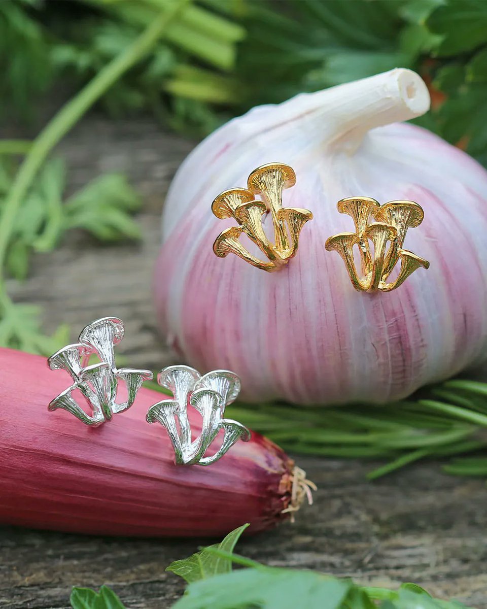 Designed to hug your ear lobe, gorgeous gills are contrasted with perfectly polished mushroom caps to create a cluster fit for the forest. 🍄

Explore more here: bit.ly/3F4pMOX 💫