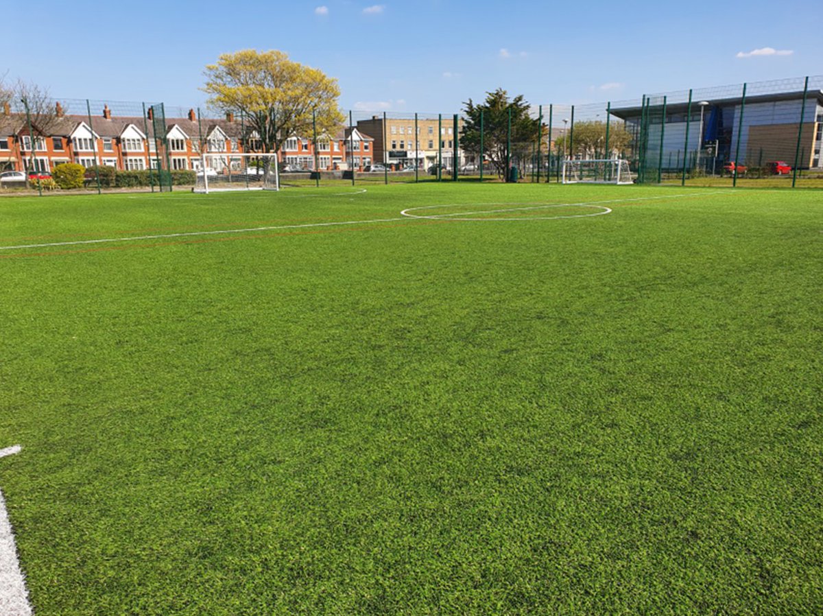 Looking for something to do during half term? 🎃 5v5 3G pitch ⚽ at South Shore Academy 📆 Monday 24th - Friday 28th October Bookings between 9.00 am and 4.00 pm are only £10 an hour! Call: 01253 478474 to book
