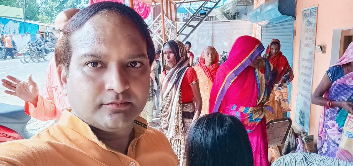 NavodayaParty's tweet photo. में महासचिव जी के प्रतिष्ठान "जायसवाल वस्त्रालय","देव फैशन" द्वारा प्रदत्त वस्त्र तथा मिष्ठान श्री रामेश्वर मिश्र वयोवृद्ध समाजसेवी के "वस्त्र बैंक" संस्थान के सहयोग से महिलाओं को वस्त्रदान तथा मिष्ठान प्रदान किया गया...2/2

#शुभ_दीपावली https://t.co/uCAzedXIkP