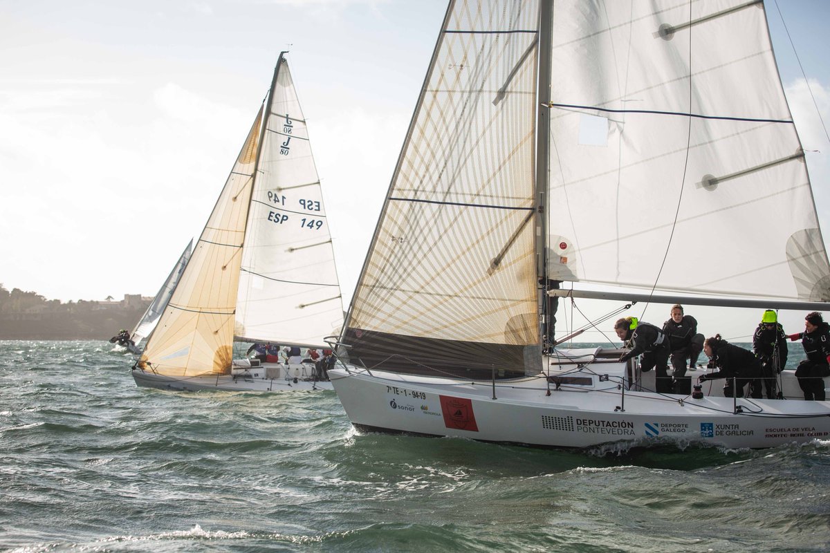 oficial_rfev's tweet photo. ⛵️ Vamos a por la segunda jornada de la final de la Liga Iberdrola de Vela Femenina en el Monte Real Club de Yates

🌬 Empezamos el día con aplazamiento en tierra a la espera de que amaine el viento y la lluvia. 

🧐 Las mejores fotos de ayer 👇
https://t.co/dfZCJbwtus https://t.co/hbeqIoWKo2