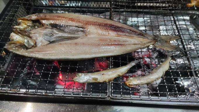 ホッケとシシャモ焼いてる 