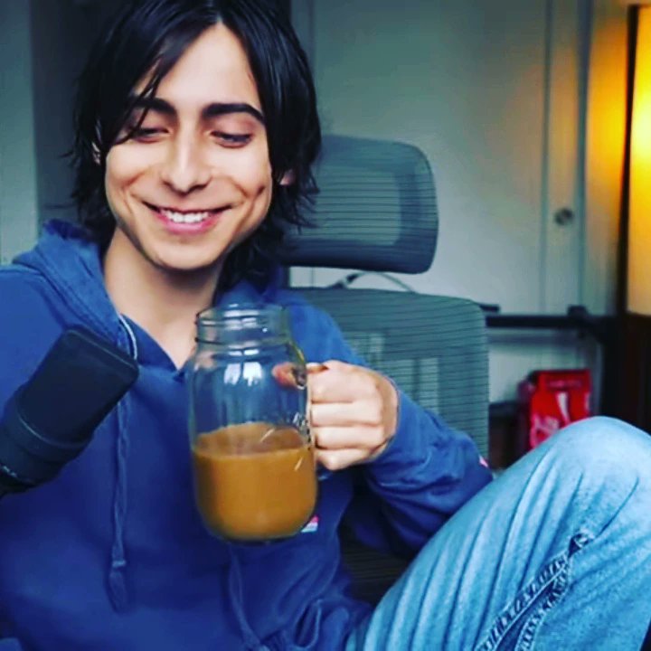 MarinavRooyen's tweet photo. Live #97 , amazing as always. Nothing beats some games and random conversations. We paid tribute to Slippery Sal too 🤪 Thank you @AidanRGallagher and Mods for all the laughs. #aidangallagher #bestmodsever #saturdayvibes #patreon #thisishome #lemoncult #aidansarmy #slipperysal https://t.co/suGOgkNnFp