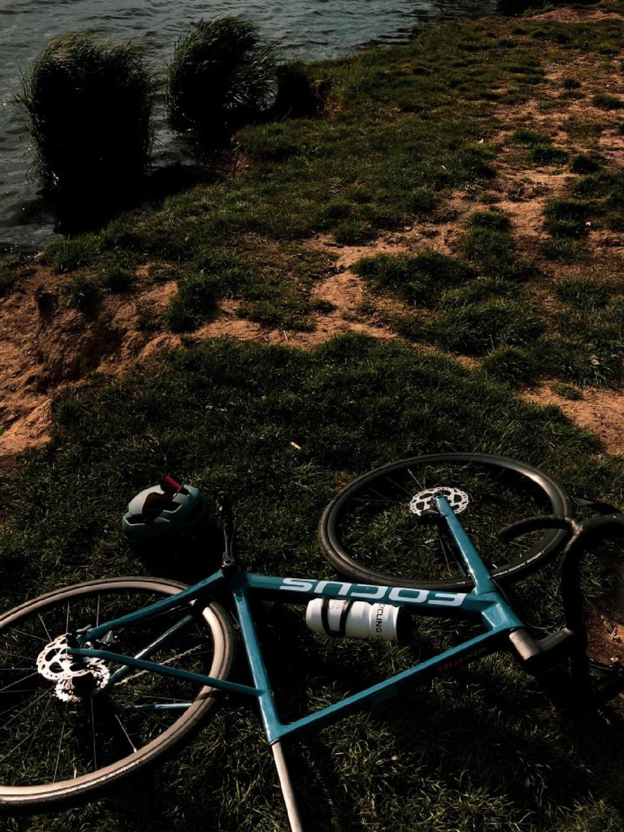 A good road bike tour is only made perfect by choosing the right place for a break 🚲🤽

#focusbikes #ridetogether #ridebeyond #roadbike #roadcycling #roadslikethese #granfondo #roadadventure #roadexplorer #aero #izalcomax #focusizalcomax