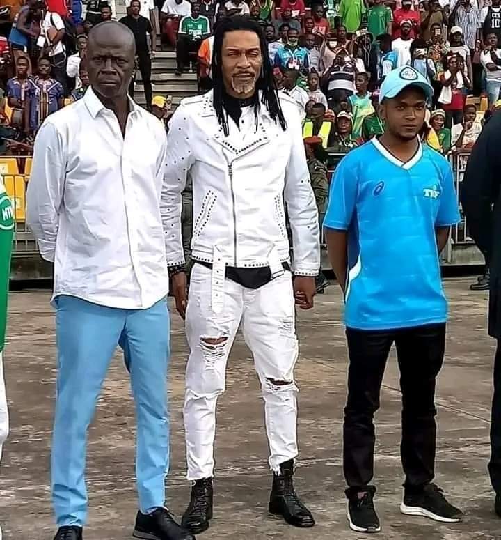 Maxewell's tweet photo. Un avocat Camerounais a critiqué l’accoutrement de Rigobert Song, sélectionneur des Lions Indomptables, lors du match d’ouverture du championnat national. Qu'en pensez vous ? #Foit #Passion #FECAFoot https://t.co/Fph0zzoTEm