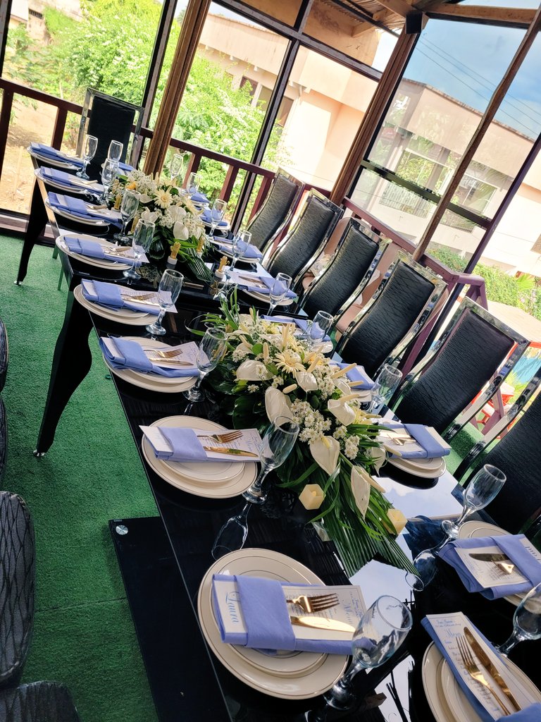 StouEvents's tweet photo. Blue, white & gold by #Stouevents https://t.co/LiUrL9L5S5