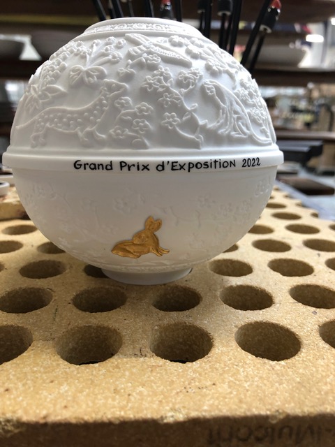 FdGroupama87's tweet photo. 84éme Salon Avicole Apicole, remise du Grand Prix d'Exposition catégorie 🐇par la représentante de la @FdGroupama87 Annick Berger. #Eleveurs #Partenariat #Solidaire #PorcelainedeLimoges https://t.co/BNaDJHtomv