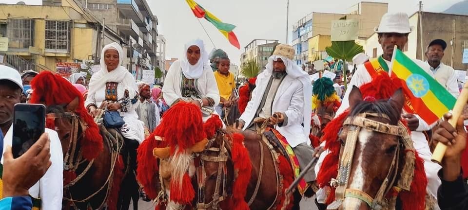 AbrarSuleiman's tweet photo. የወሎ ፈረሰኞችም - የአድዋ አብሪ ኮከብ ባለድሎች- የዛሬውን ህዝባዊ ትእይንት አድምቀውታል!

ልብ በሉ፥
የወሎዬ ኢትዮጵያዊ ጀግንነት ጾታ፤ እድሜ ሀይማኖት አይገድበውም!

#ኢትዮጵያ ትስዕር 
#Ethiopia #DisarmTPLFህወሃት #TPLFisTheCause https://t.co/ktRKo3XlTz