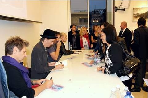 annadeluca70's tweet photo. When dreams come true...π
Seven years ago I met @duranduran for the very first time in Milan and got my my copy of Paper Gods signed. John was so kind to sign his autobiography too. β€
What a memorable day!
#Duraniversary #PaperGods @MondadoriStore https://t.co/XtY7GIqivY