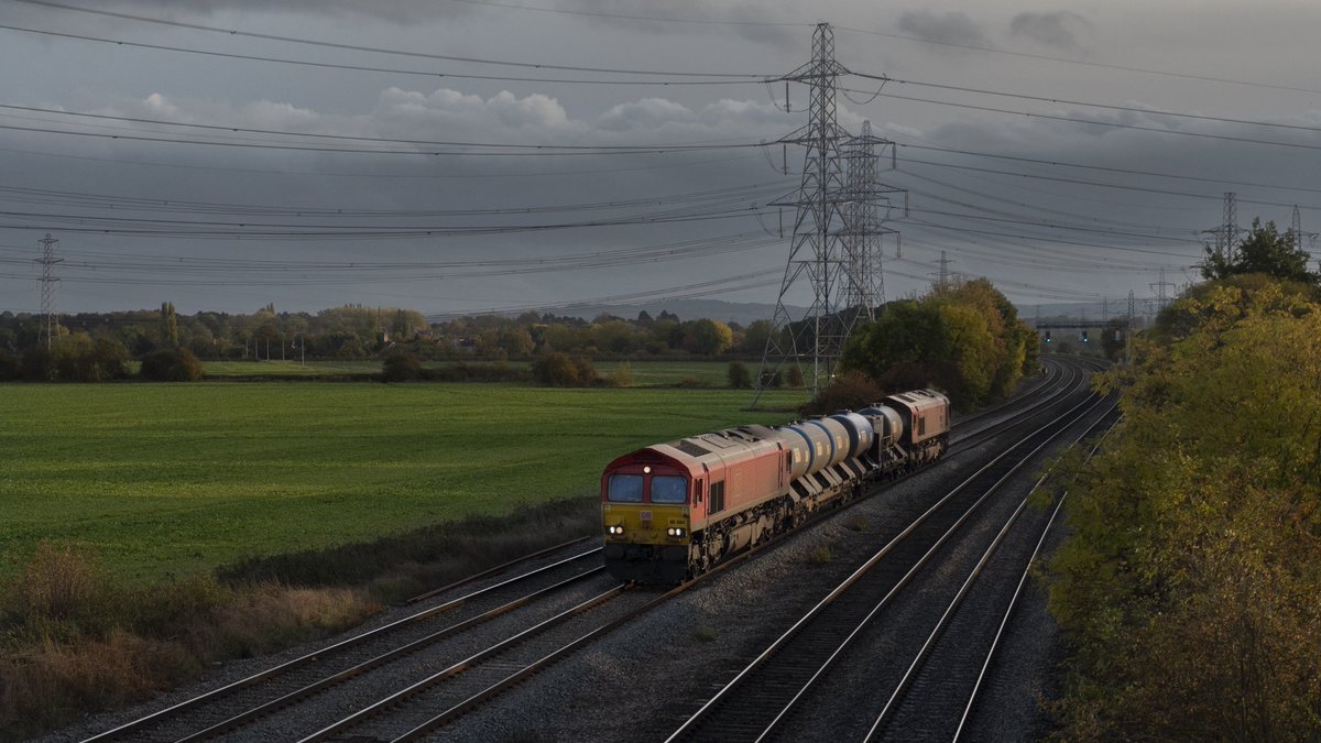 After 17.5 hours out squirting the rails 66084 & 66100 near the end of shift. Seen here at Ratcliffe on Soar 15 minutes away from Toton TMD 3J04 Westhampstead Thameslink to Toton TMD 22/10/22