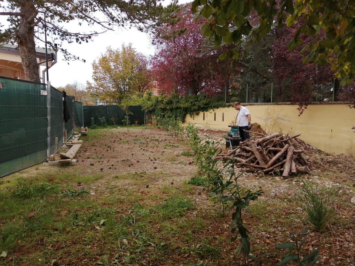 CAIAmatrice's tweet photo. Proseguono, a cura dei nostri soci volontari, i lavori di preparazione dell'area che ospiterà l'#ortobotanico di #Amatrice, adiacente alla #CasadellaMontagna.
@CAI150
 @CDRLazio
 @Comune_Amatrice
 @caitamlazio
 #gransassolaga https://t.co/eQjaGoRO6u