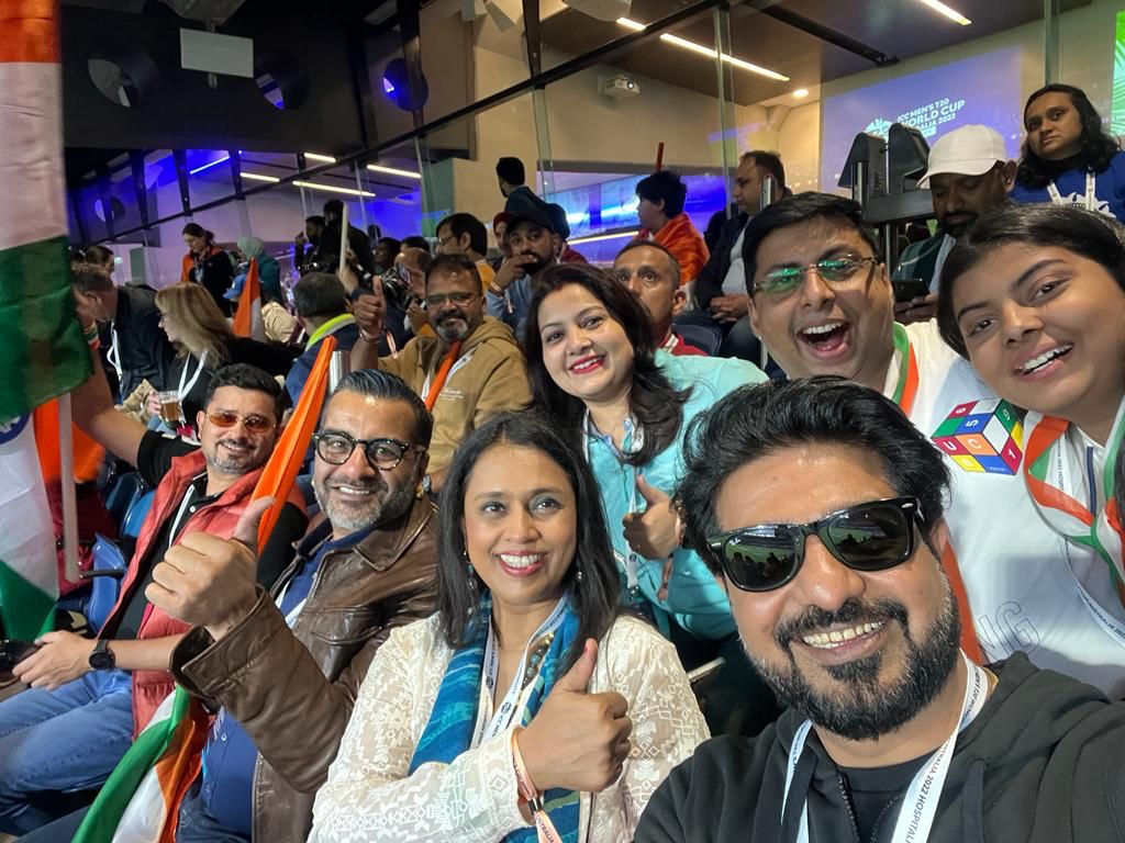 samirmodi's tweet photo. How’s the josh? Soaring through the roof at MCG. Chak De 🇮🇳 #INDvPAK https://t.co/LTFDHq1a7F