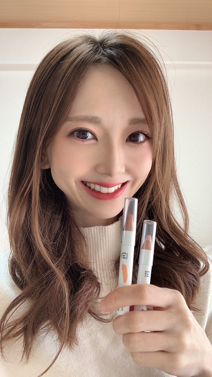 shisera0227's tweet photo. 【Joycocoエアリーアイシャドウ】
01ミルクティーベージュ
02サンセットオレンジ
01はハイライトや涙袋、02はアクセント使いすると可愛い❤️発色・なじみがよくて最高ヘビロテ確定🤤
#コエタス #PR #1本でキレイ #パウダー革命 #メイクアップ #エアリーアイシャドウ #airy #joycoco #ジョイココ https://t.co/1S7gJTtoVW