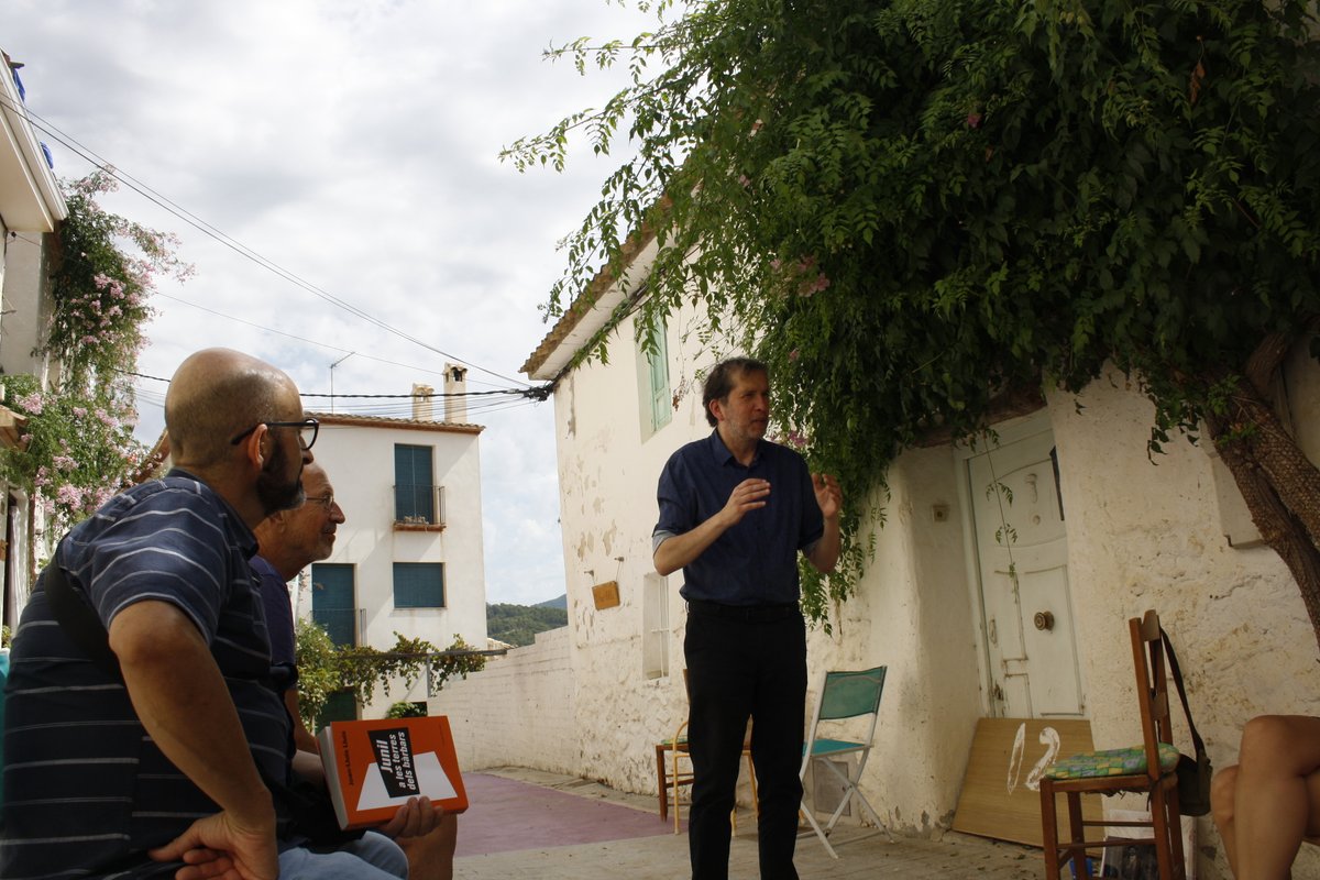 Cabilo_Radio's tweet photo. 🎙️📚👣Us proposem un recorregut per Junil a les terres dels Bàrbars de la mà del seu autor @Joanlluislluis a qui vam poder entrevistar en #elTurrumpero gràcies a la seua participació en el #Tastallibres de #Sella 
🎼Tot amenitzat amb #musicaenvalenvalencia
https://t.co/CjC78YnZ8K https://t.co/KWhT4IDErI