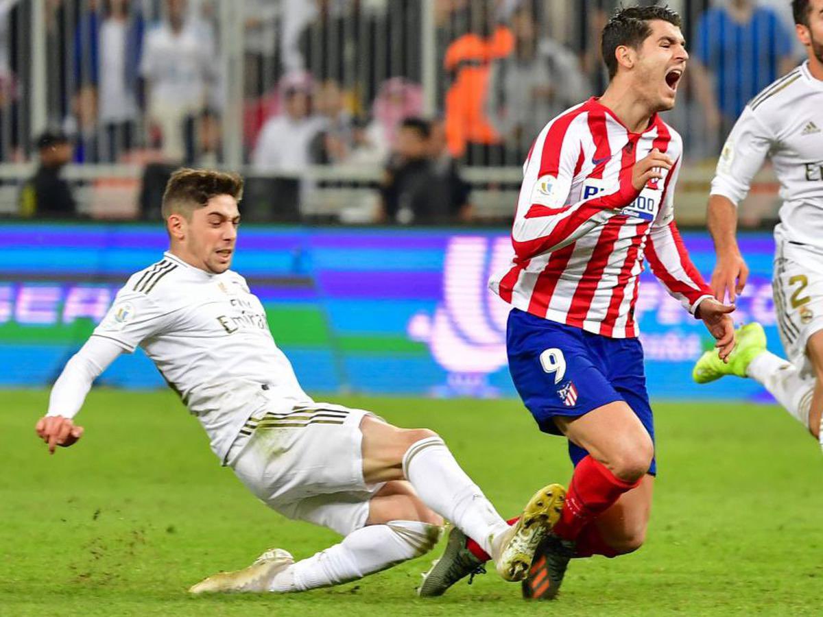 Hay que proteger a los futbolistas, algunas veces. Las entradas son de cárcel, algunas veces. Entradas antideportivas, algunas veces.