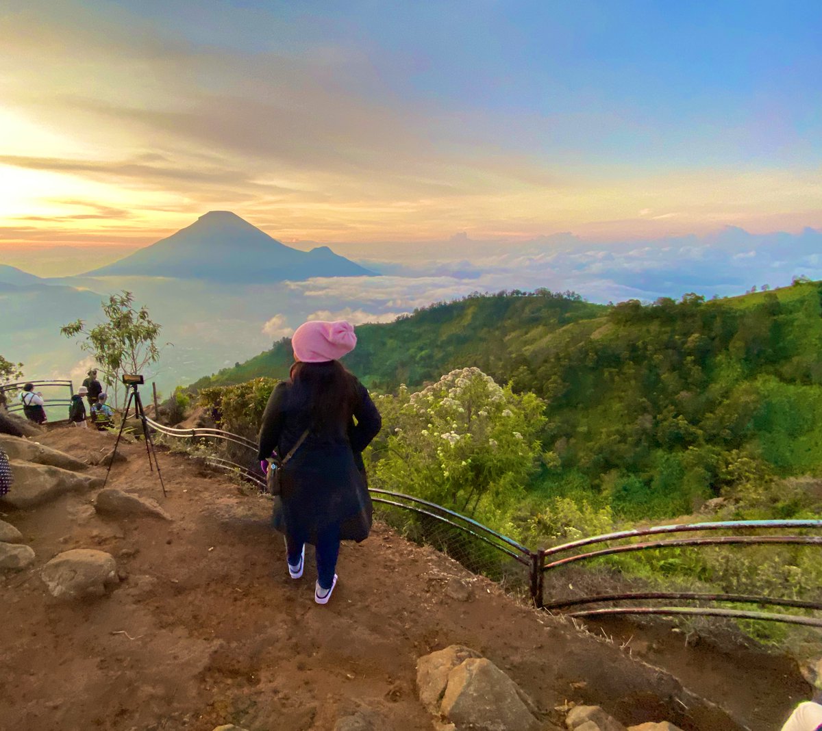 sheilapu3's tweet photo. Next rinjani … can’ wait 😍
#hiking #climber #adventure #mountains #Sunrisephotography #TRAVELER #climbing #beutifulview https://t.co/AWieibmemC