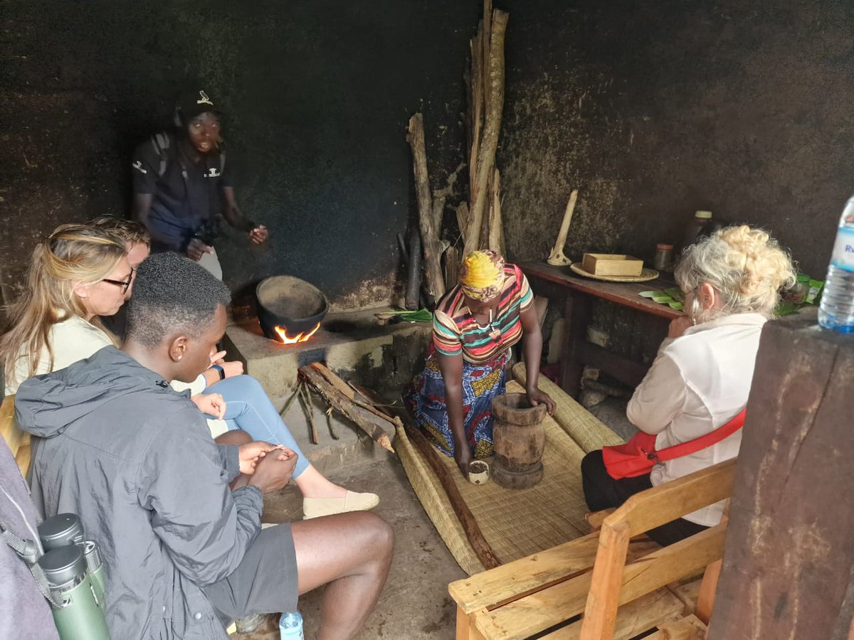 ToursRoots's tweet photo. Famous for its primate species, Kibale Forest and the area around are a highlight for any travel to Uganda- Chimpanzees and other primates complete a #Ugandasafari. Our guests tracked Chimpanzees and had time to visit the community in the afternoon.

#Uganda #ExploreUganda https://t.co/cW0yZzZOQ1