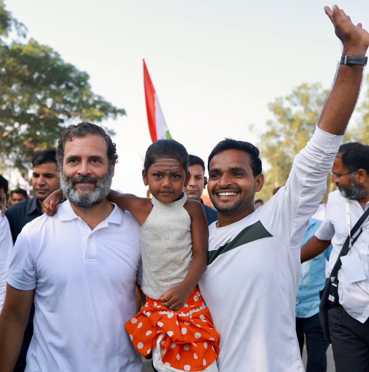 INCIndia's tweet photo. मासूम सपनों को पूरा करने की जिम्मेदारी लिए आगे बढ़ती #BharatJodoYatra https://t.co/IWBUB2W6Hg