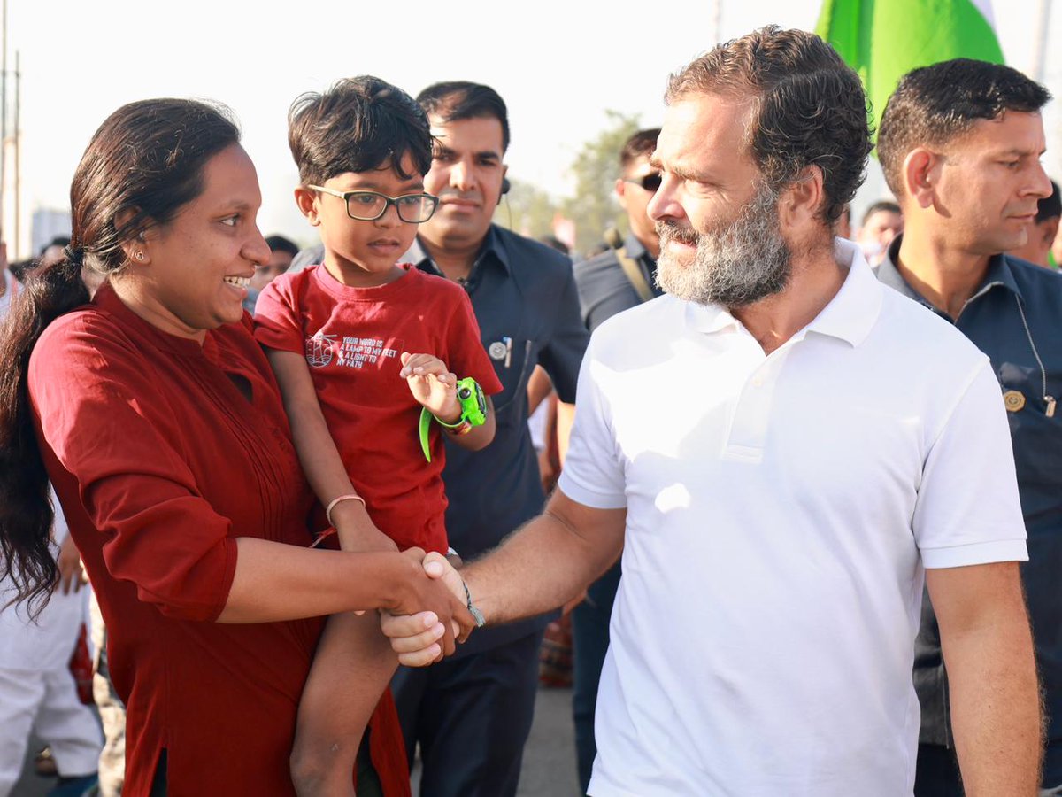INCIndia's tweet photo. मासूम सपनों को पूरा करने की जिम्मेदारी लिए आगे बढ़ती #BharatJodoYatra https://t.co/IWBUB2W6Hg