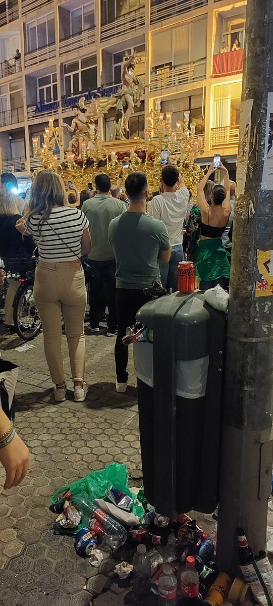 EmilioJ98961760's tweet photo. Así de limpia y de higiénica tiene @antoniomunozsev la @SevillaSucia los días que más turismo espera la ciudad. 
@_JuanEspadas no tendrá queja que su Delfín.
@PPAytoSevilla @ppandaluz @PPDtoMacarena @TrianaPopular @PPCascoAntiguo @RicardoS2019 @PPDistritoSur_ @PPDistritoNorte https://t.co/YCqcvz4qvx