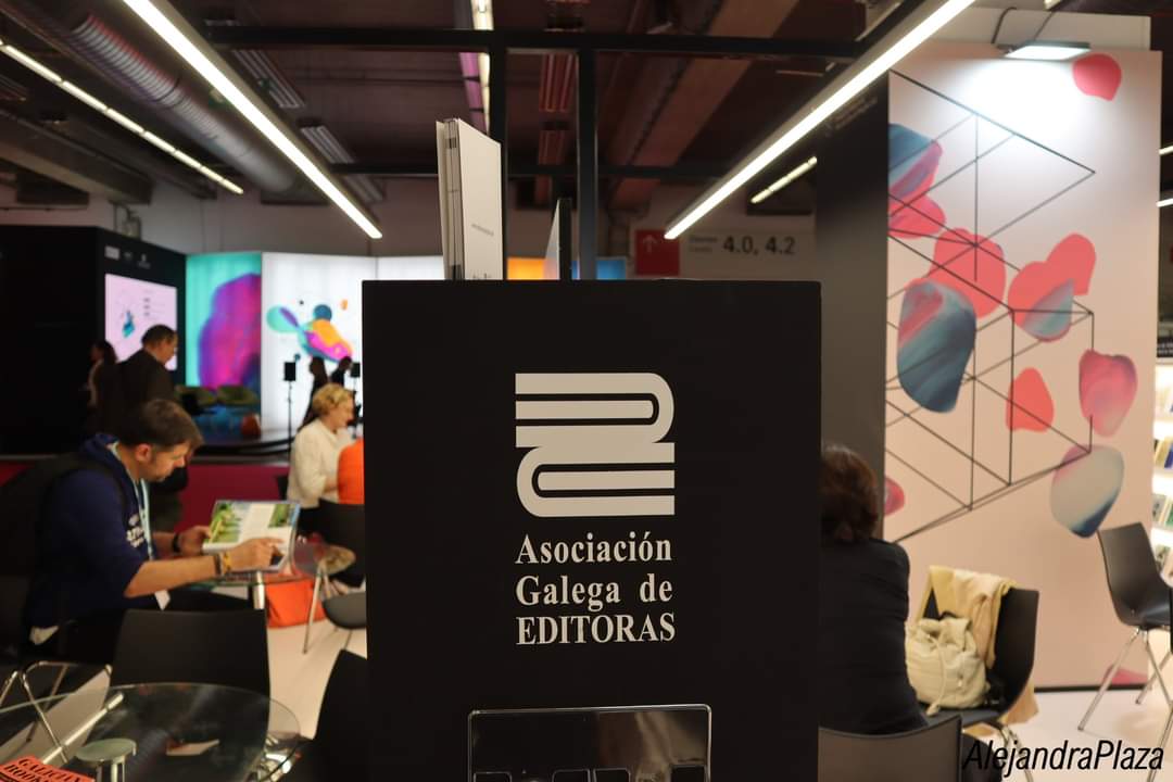EditorasGalegas's tweet photo. Despedímonos da #FBF22 logo dunha semana de intenso traballo e actividade no stand da AGE, na @Book_Fair

| @HerculesEdicion @baiaeditorial @EdicionesViento @Xerais @alvarellos_ed @EdGalaxia @Triquetaoficial @KalandrakaEdit #edicionsdocumio #Arnoia @EPositivas @laiovento #Embora https://t.co/TEyr4LAyY6