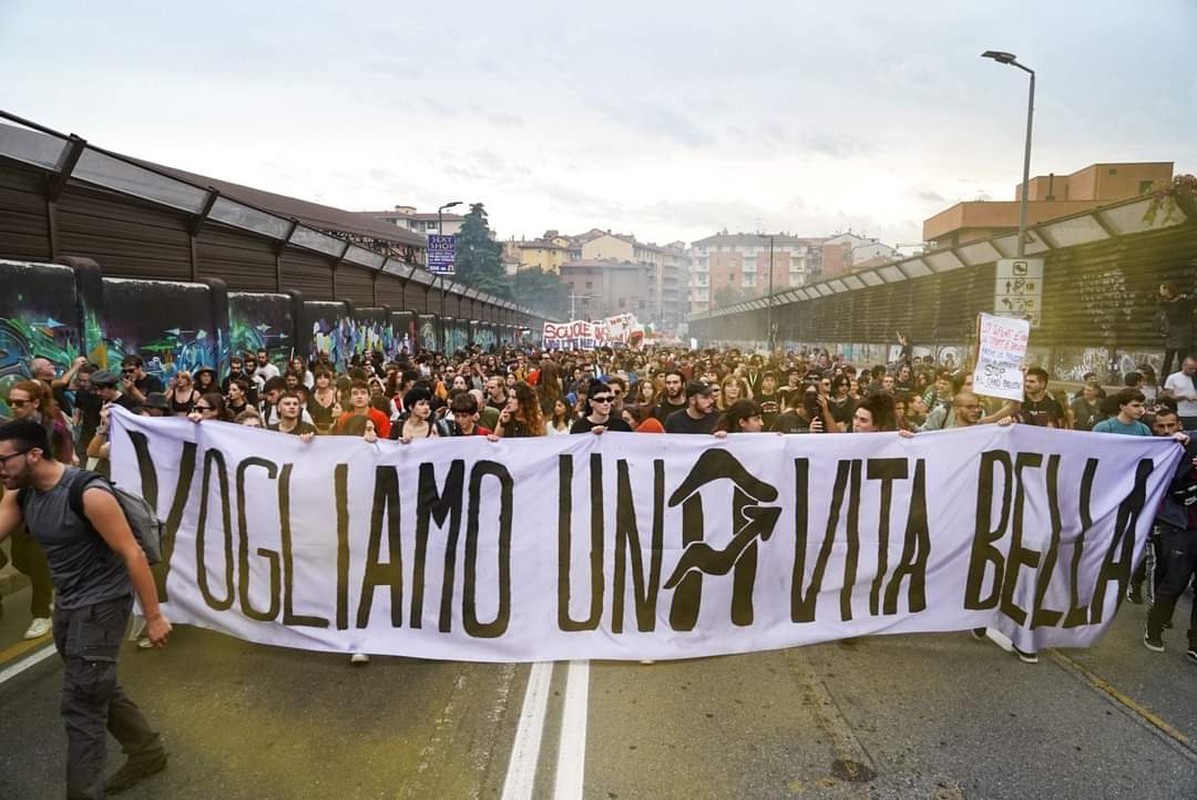 OffTopic_lab's tweet photo. Fine del mese, fine del mondo: stessa lotta. In oltre 20mila a #Bologna rispondono all'appello di @CoiGkn e @fffitalia per sostenere lotta degli studenti e #nopassante. In ogni città raccogliere le istanze locali e unirle in una #convergenza nazionale: non facile ma necessario. https://t.co/jJrwfzeLGa