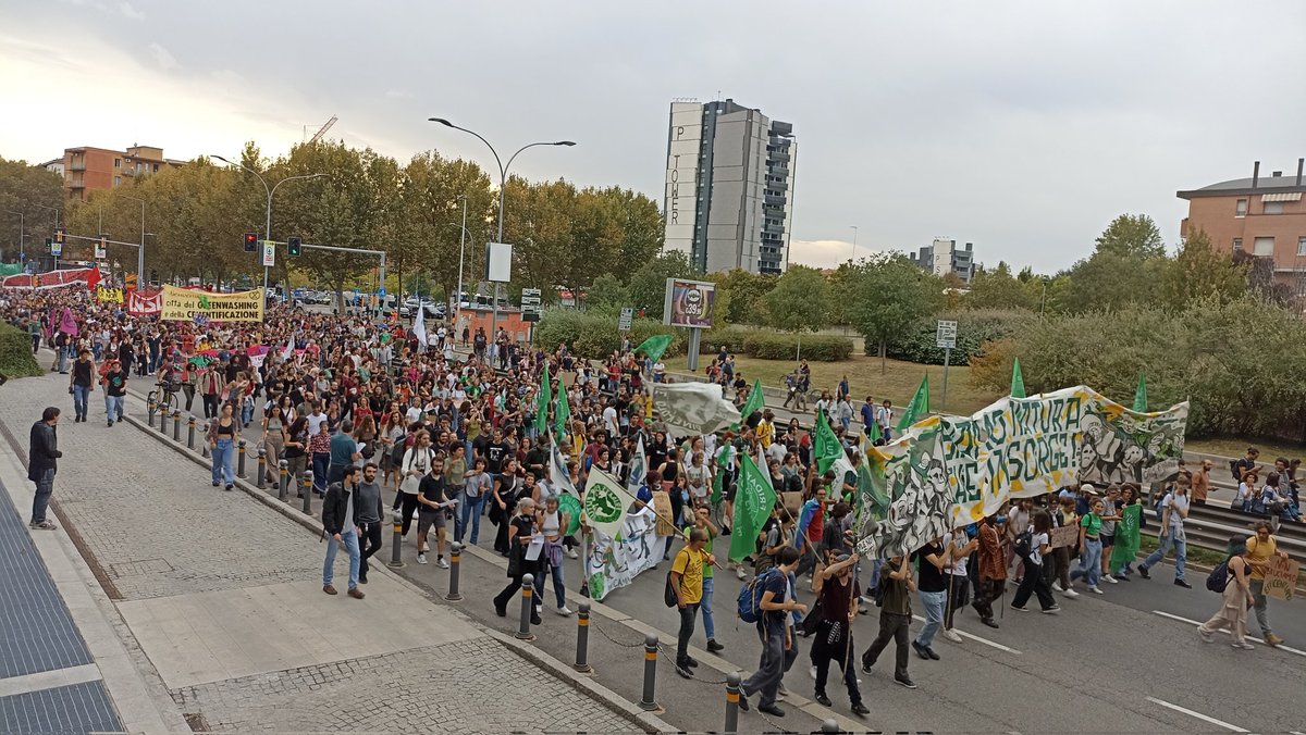 OffTopic_lab's tweet photo. Fine del mese, fine del mondo: stessa lotta. In oltre 20mila a #Bologna rispondono all'appello di @CoiGkn e @fffitalia per sostenere lotta degli studenti e #nopassante. In ogni città raccogliere le istanze locali e unirle in una #convergenza nazionale: non facile ma necessario. https://t.co/jJrwfzeLGa